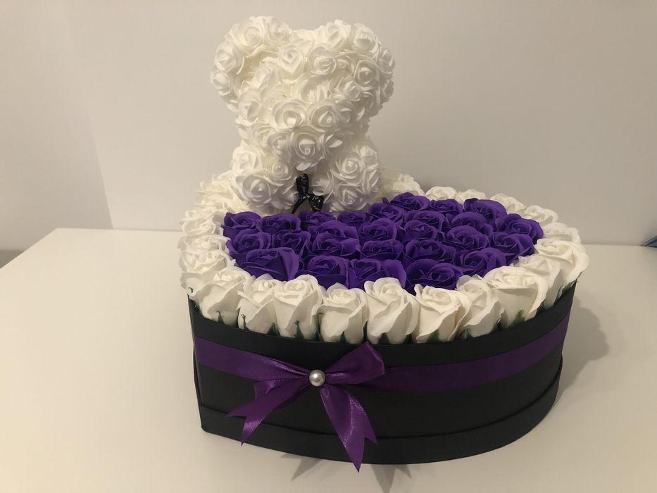 Trandafiri in cutie cu ursulet