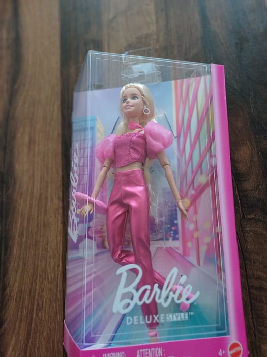 Barbie. doll deluxe