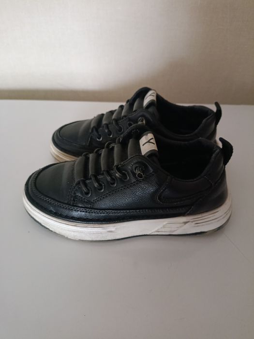 Продам детские кроссовки