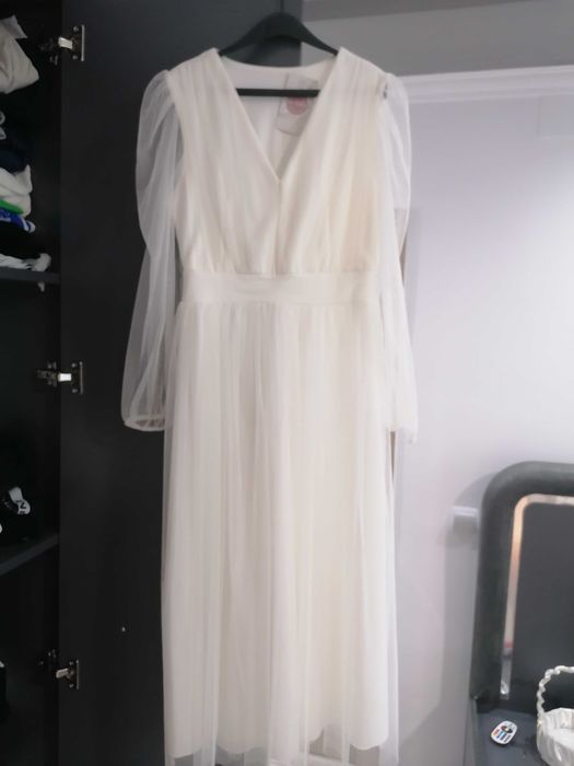 Бяла рокля с тюл