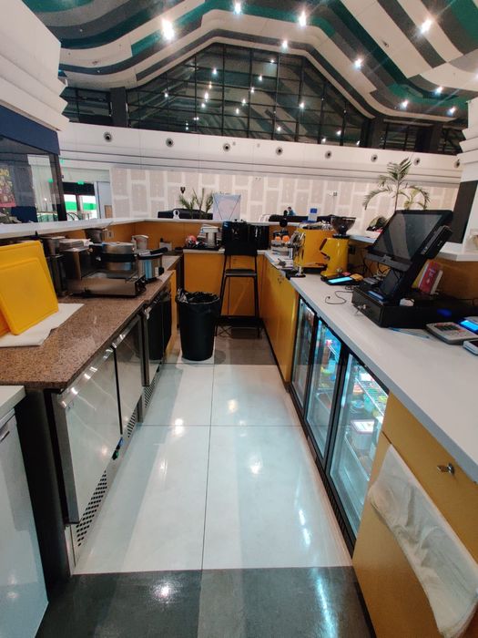 Insulă premium pentru mall – 5,5m×2,5m, folosită 4 luni, 65% reducere