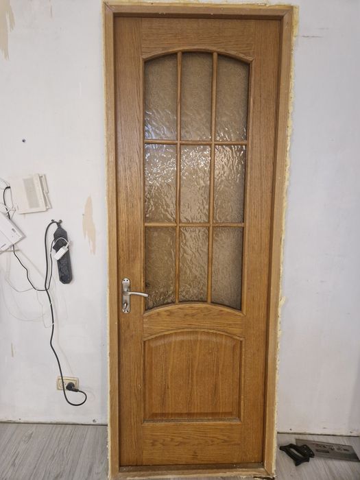 Продам  двери 2 штуки  деревянные самовывоз