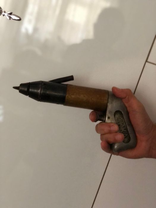 Pistol pneumatic baga cuie anvelope cauciucuri auto iarna