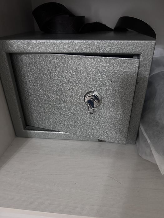 Продается сейф небольшой