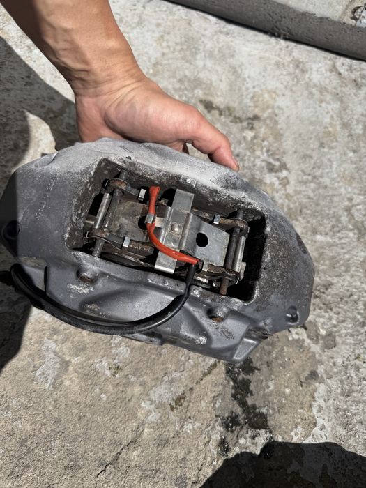 Предни спирачни апарати Brembo 17Z от VW Toureg