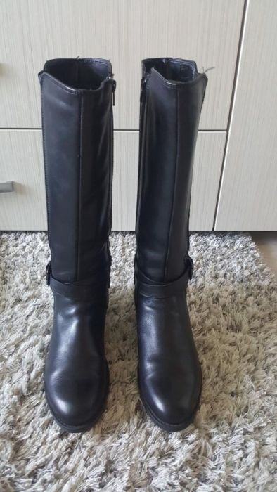 Vând o pereche de cizme de damă din piele nr 38