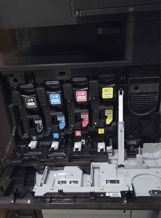 Цветной принтер МФУ HP CLJ M880