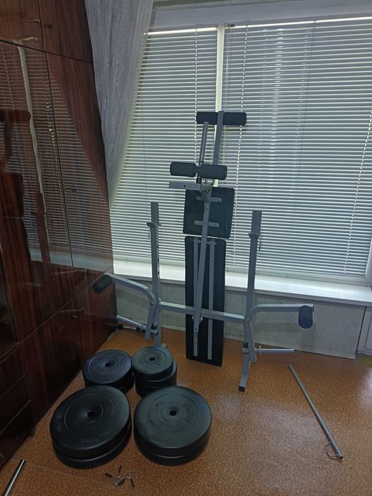 Продавам лежанка с лост и тежести