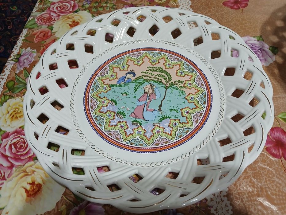 Набор вазы и тарелок с минатюрными картинками