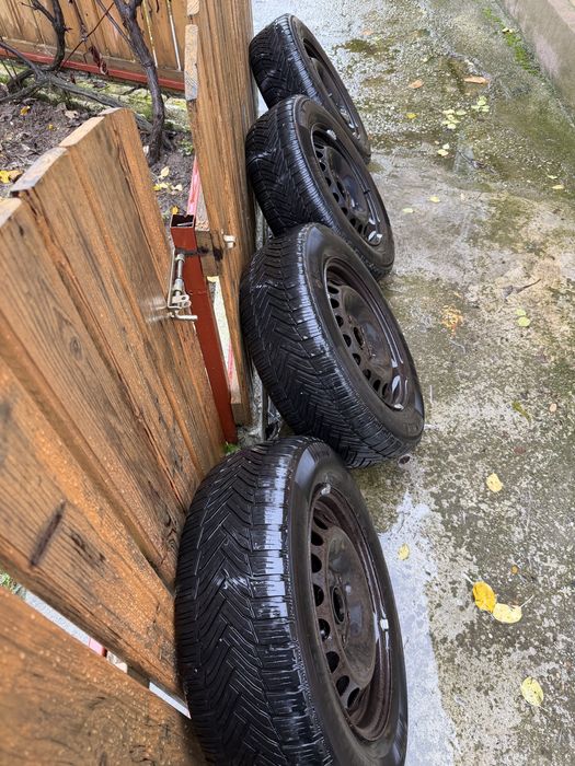 Jante de tabla 5x112 pe 15” cu anvelope de iarna + capace originale VW