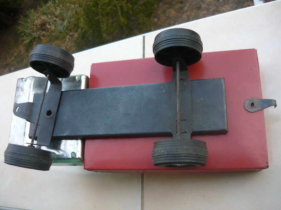 Старо метално камионче