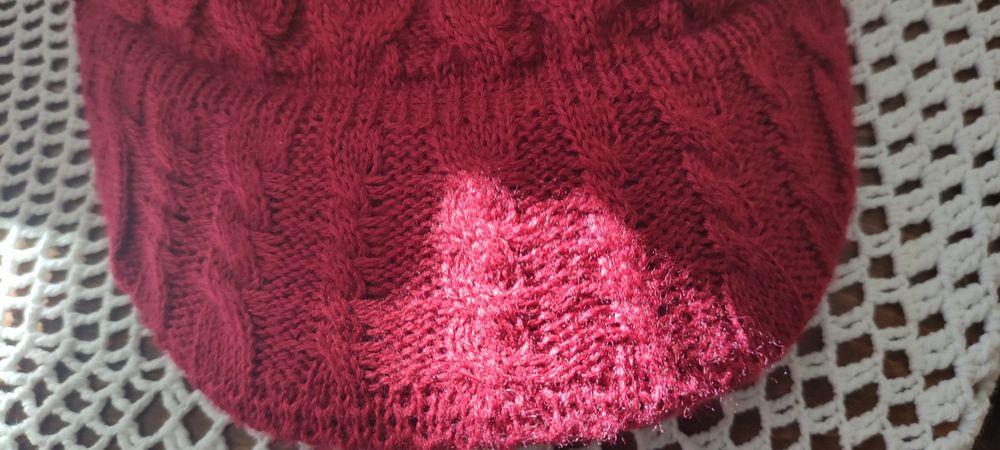 Вишнева дамска плетена зимна шапка с козирка