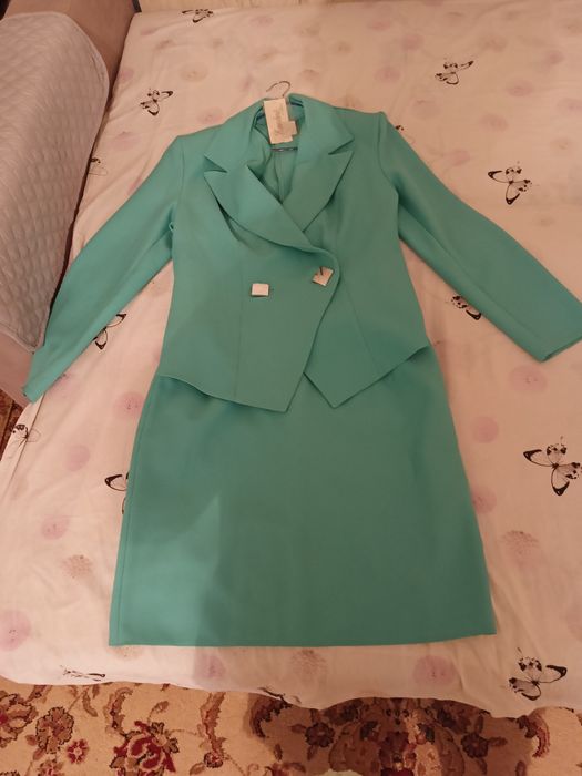 Продам женские костюмы