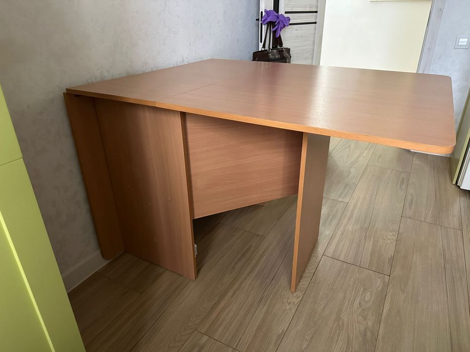 Продам стол для гостинный