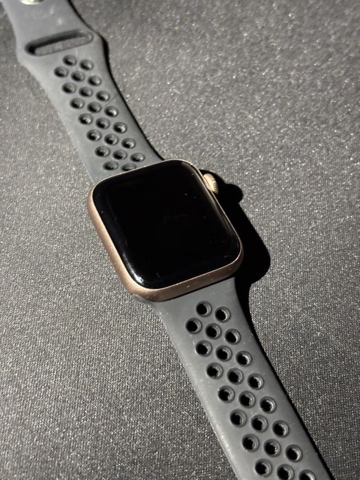 Продам Apple Watch 5