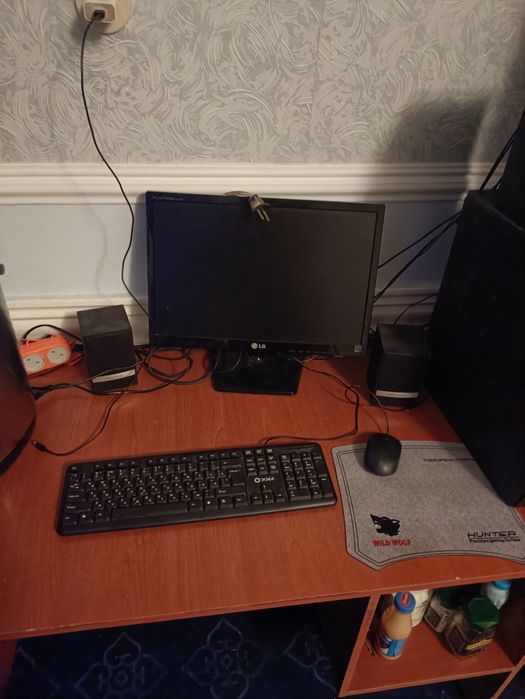 Windows 10 Pro. 256gb ichki xotira, 4 gb ozu va 1 gb video karta