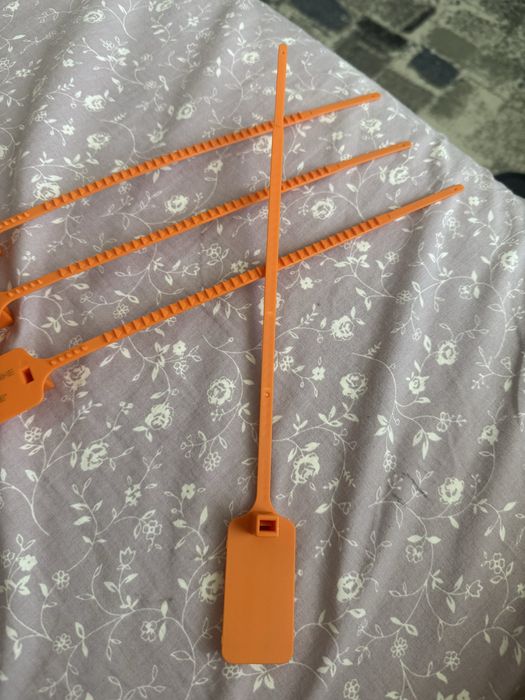 vand taguri adidasi off white