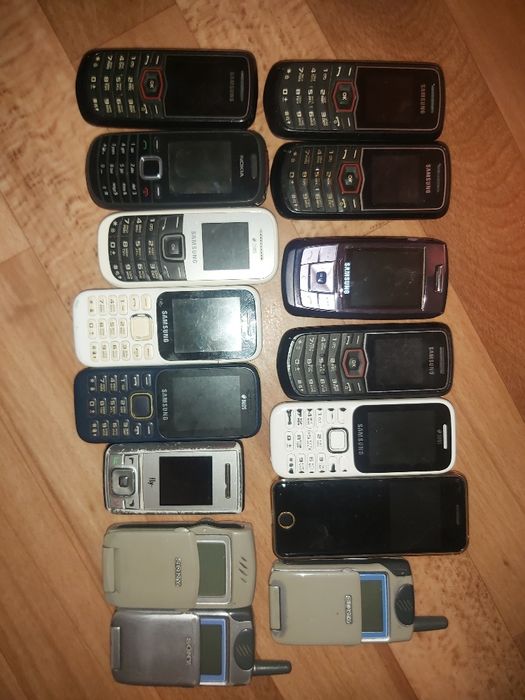 Продам простой телефон f300