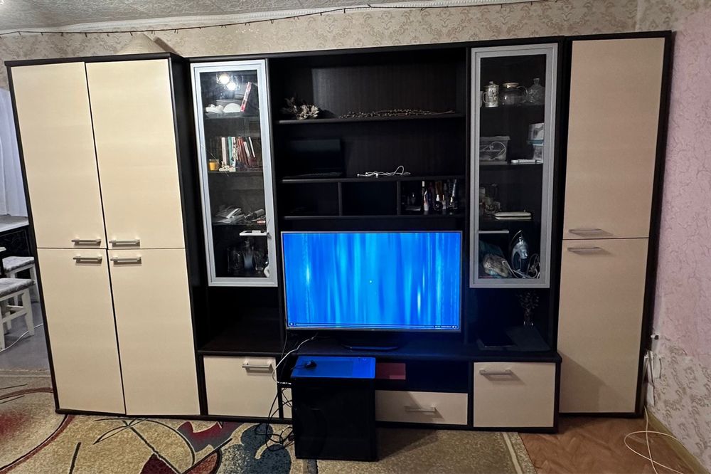 Шкаф горка б/у в хорошем состоянии
