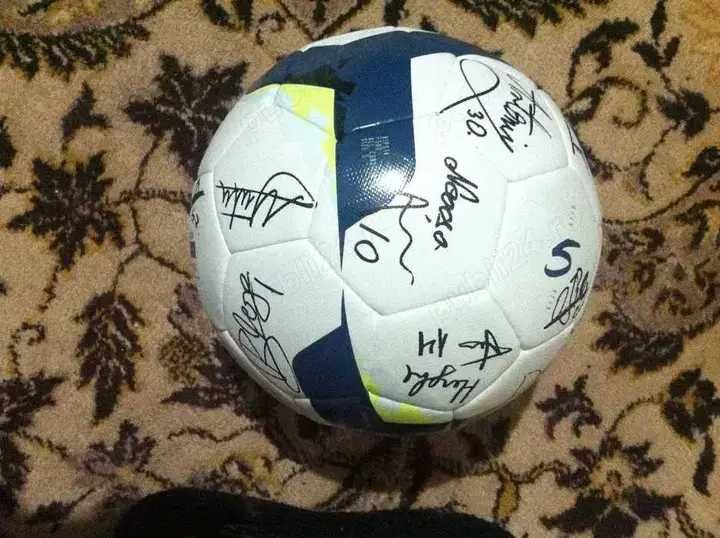 Corvinul Hunedoara -Minge cu autografe -Banii merg la un baiat bolnav.
