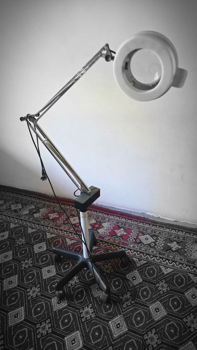 Кресло лампа и стол