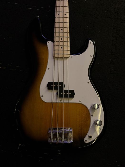 Бас китара Squier by Fender