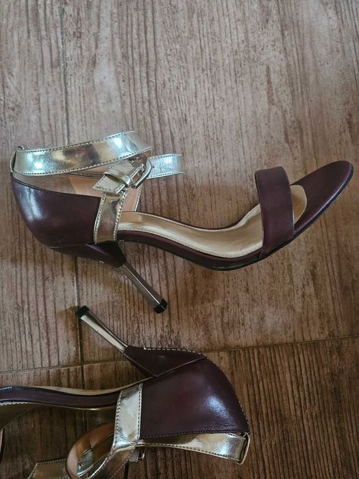 Продавам обуви CARRANO