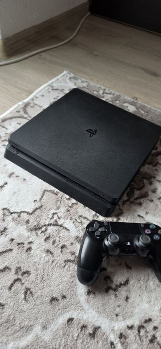 Продавам Ps4 slim 1TB(1000gb) +3 дискови игри + оригинален контролер