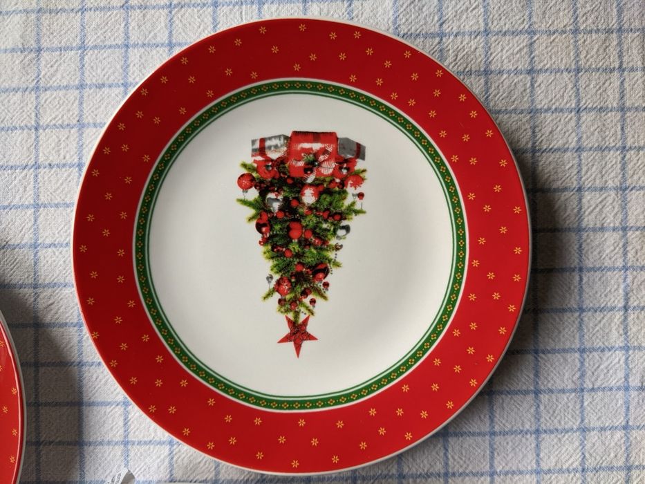 Две Коледни чаши с чинийки, нови