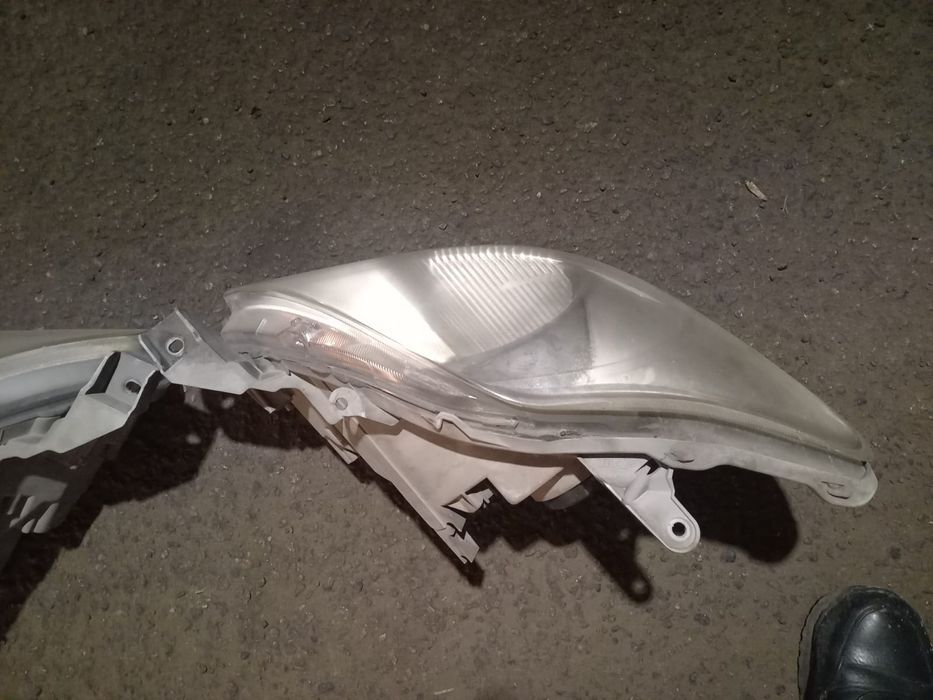 Фары на таета ярис .в нормальном состоянии.