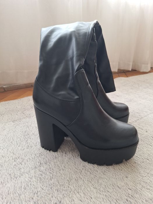 Черни ботуши на висок ток