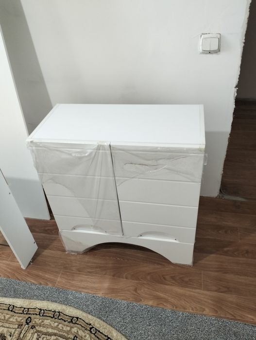 Раковина с зеркалом и мебелью