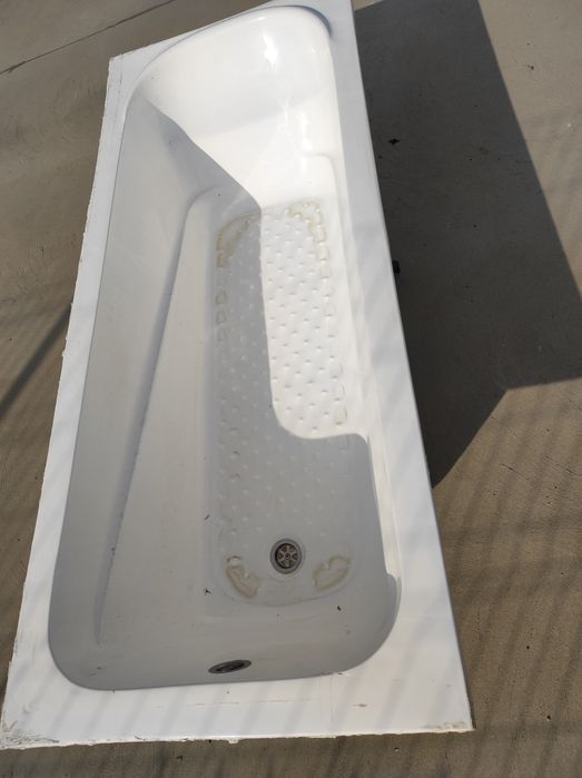 Cadă baie 1 luna folosită. Cine dorește 450 neg.