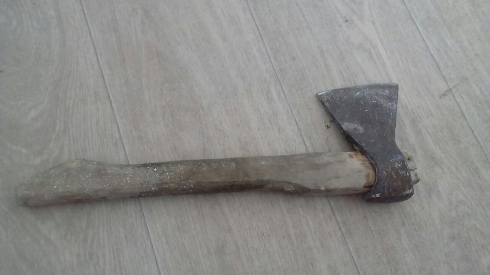 Топор - необходимый инструмент в хозяйстве