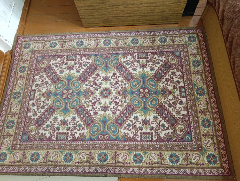 Продаётся ковёр.