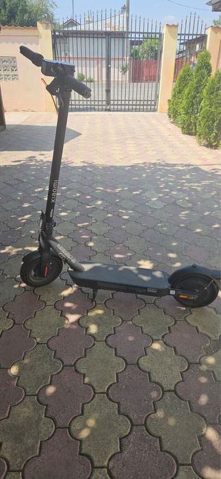 Trotineta electrica Xiaomi Electric Scooter 4 Pro Gen 2, autonomie 60 km, 25 km/h, anvelope 10 inch, negru, garantie pana in octombrie