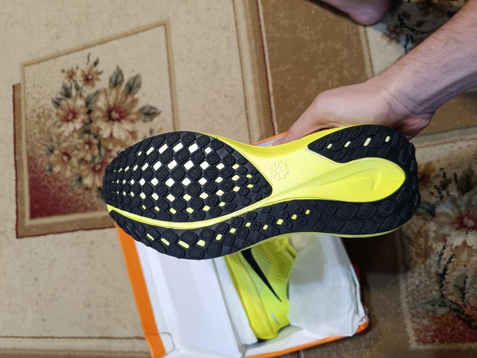 Кроссовки Nike чёрные и зелёные