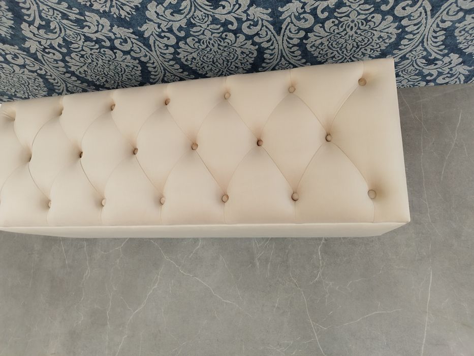 Vând bancheta,Bancuta Chesterfield Catifea crem,(bej spatiu depozitare