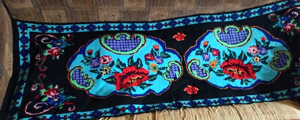 Carpeta țesută manual