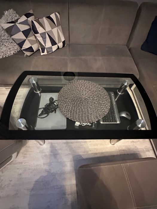 Холна гарнитура в комплект със стъклена маса