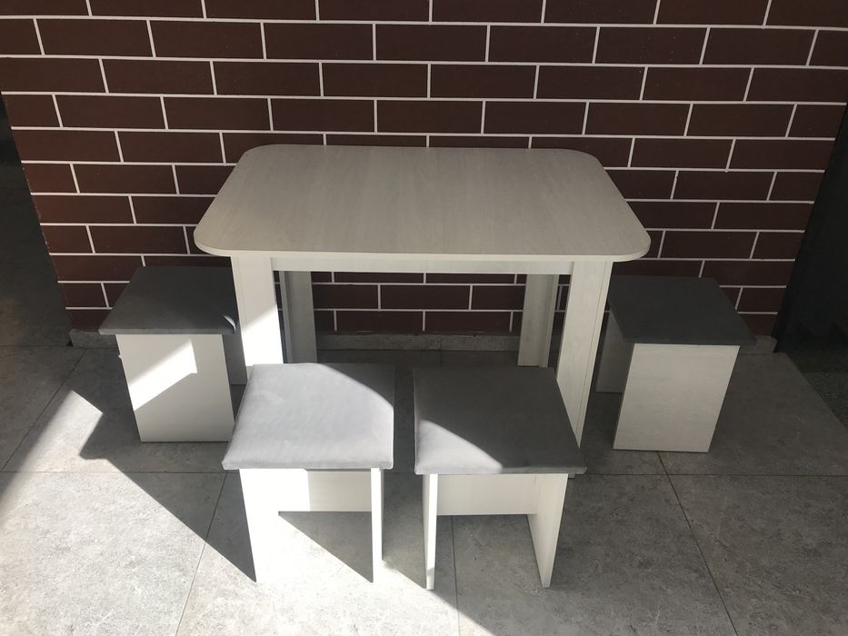 Продаётся новый  кухонный стол  4 табурет