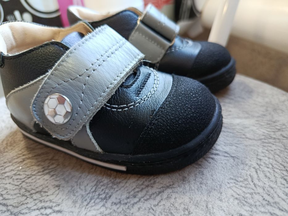 Продам детскую обувь