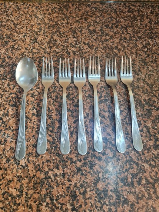 Продам вилки, ложки, ножи для сервировки стола.