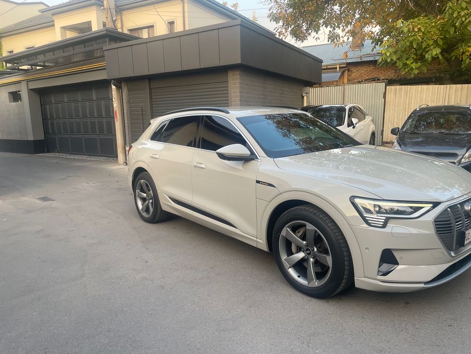 Audi 55quattro e-tron (408 л.с)