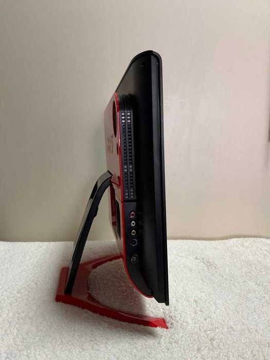 Монитор компьютера и ТВ одновременно.