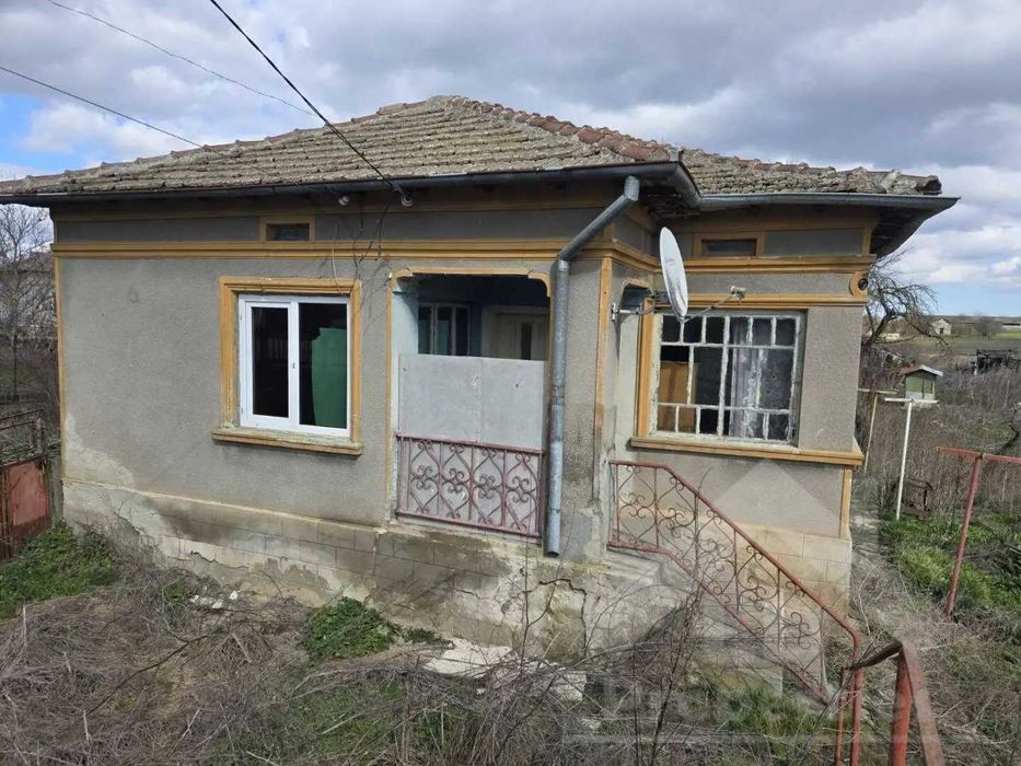 Едноетажна къща с просторен двор на 5км от Генерал Тошево