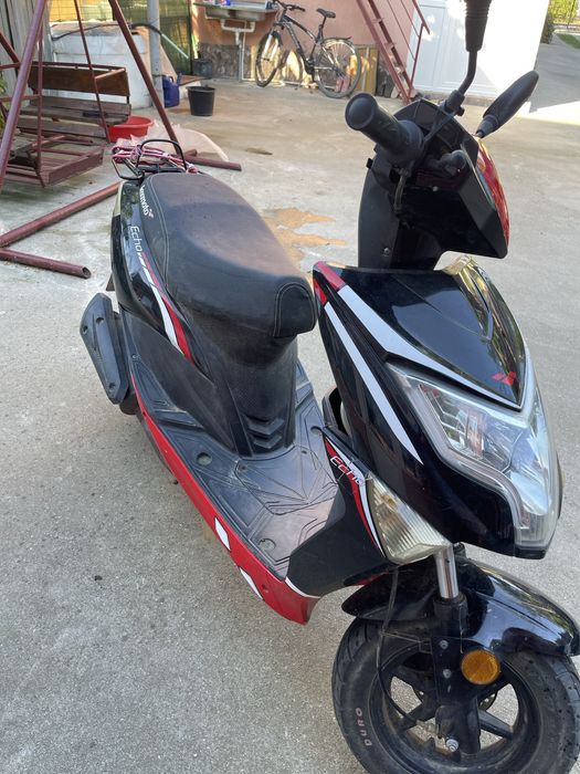 Vând scuter lexmoto