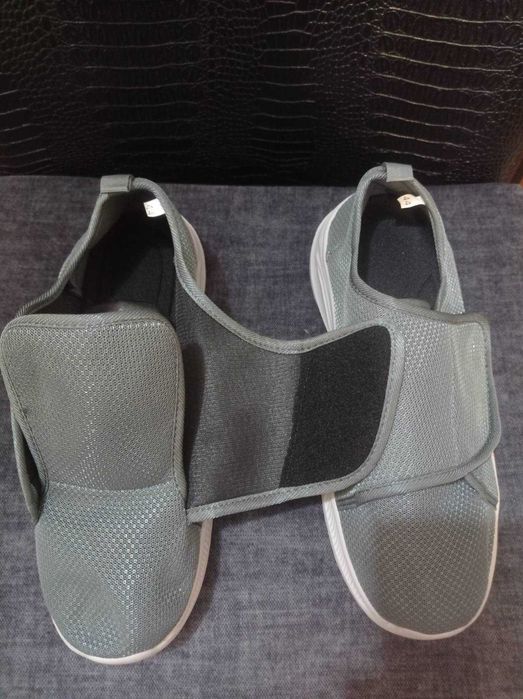 Специални мъжки обувки за отичащи крака