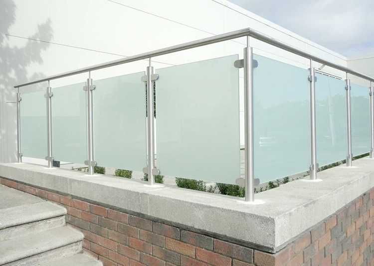 Алуминиеви и стъклени ПАРАПЕТИ без заварки – Бърз и чист монтаж!