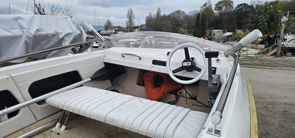 Лодка 4.6м, двутактов двигател